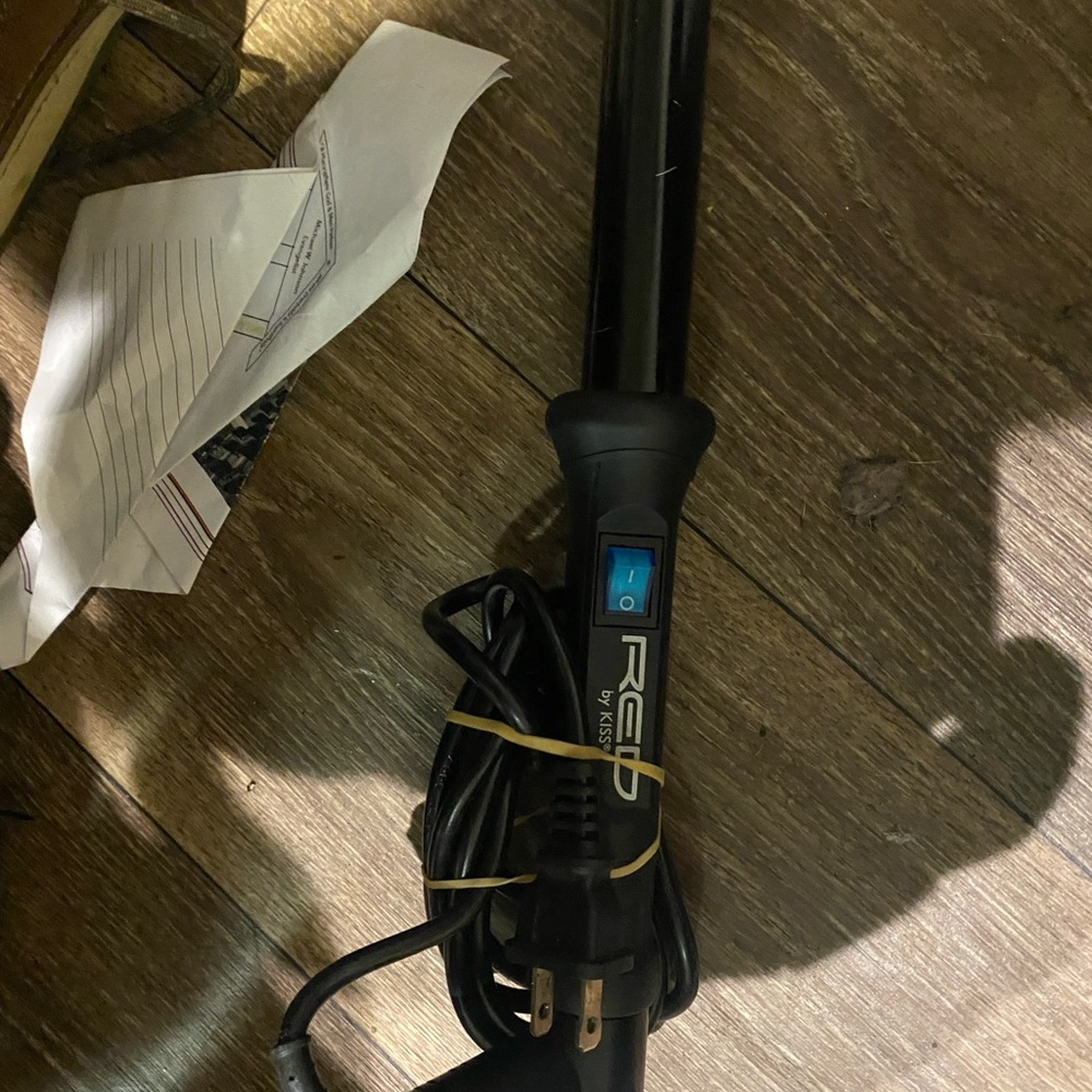 Kiss Red Curling Iron - Black and Blue